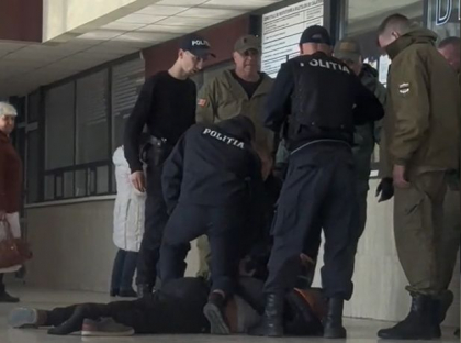 Alarmant. Un tanar, retinut dupa ce a amenintat cu toporul calatorii de la Autogara Centrala din capitala. Momentul, surprins de martori - VIDEO