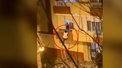 Apartament ocupat abuziv de 4 persoane intr-un bloc din orasul spaniol Cadiz. Proprietarul, injunghiat cand a incercat sa intre pe fereastra - VIDEO
