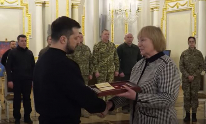 Volodimir Zelenski i-a inmanat mamei lui Olexandr Matsievski, soldatul nascut la Chisinau si executat de rusi dupa ce a strigat „Slava Ucrainei”, titlul post-mortem de „Erou al Ucrainei” - VIDEO