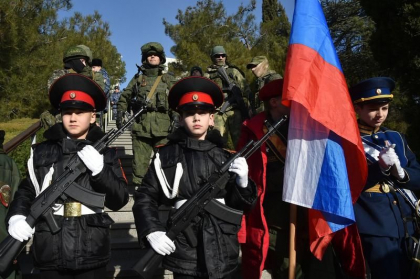 Imagini greu de inchipuit: Rusii au inceput instruirea militara a elevilor din Crimeea - VIDEO Imagini greu de inchipuit: Rusii au inceput instruirea militara a elevilor din Crimeea - VIDEO