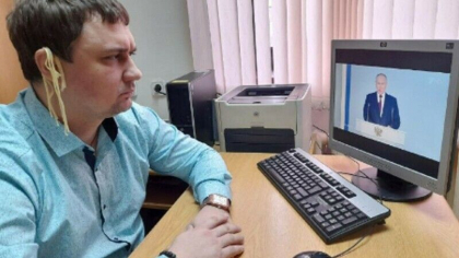 Un politician rus a fost amendat pentru ca si-a atarnat taitei de urechi in timpul discursului lui Putin Un politician rus a fost amendat pentru ca si-a atarnat taitei de urechi in timpul discursului lui Putin