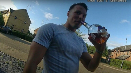 Un barbat s-a intors la locul crimei ca sa se laude politistilor ca nu il vor putea prinde. Ce a urmat - VIDEO Un barbat s-a intors la locul crimei ca sa se laude politistilor ca nu il vor putea prinde. Ce a urmat - VIDEO
