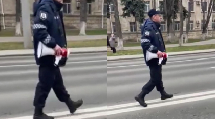 In timp ce manifestantii scandeaza lozinci impotriva guvernarii, politia indeamna protestatarii sa aiba un comportament adecvat printr-un mesaj rostit la megafon - VIDEO In timp ce manifestantii scandeaza lozinci impotriva guvernarii, politia indeamna protestatarii sa aiba un comportament adecvat printr-un mesaj rostit la megafon - VIDEO
