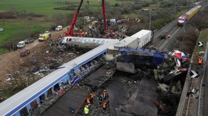 Familiile celor 57 de pasageri morti in accidentul feroviar din Grecia vor primi cate 42.000 de euro de la compania de cai ferate Familiile celor 57 de pasageri morti in accidentul feroviar din Grecia vor primi cate 42.000 de euro de la compania de cai ferate