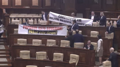 Opozitia protesta cu pancarte in maini, in timp ce deputatii PAS aplaudau. Proiectul care prevede introducerea sintagmei „limba romana” in toate legile Moldovei - votat de Parlament in lectura finala 