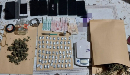 Liderul unor traficanti de droguri - plasat in arest pentru 30 de zile. Oamenii legii au confiscat stupefiante in suma de 200 de mii de lei - VIDEO
Liderul unor traficanti de droguri - plasat in arest pentru 30 de zile. Oamenii legii au confiscat stupefiante in suma de 200 de mii de lei - VIDEO