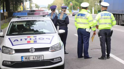 Un moldovean si-a pus fiul de 15 ani sa ii conduca masina, dupa ce permisul sau i-a fost suspendat. Adolescentul a condus pe drumurile publice din Romania Un moldovean si-a pus fiul de 15 ani sa ii conduca masina, dupa ce permisul sau i-a fost suspendat. Adolescentul a condus pe drumurile publice din Romania