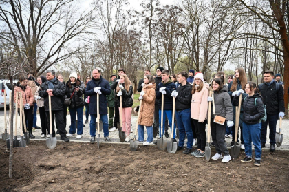Ion Ceban, impreuna cu tinerii voluntari, a plantat mai multe specii de arbori intr-un parc din Chisinau - FOTO 