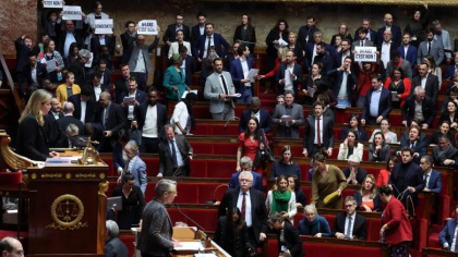 Opozitia din Franta ameninta sa rastoarne guvernul. Doua motiuni de cenzura au fost depuse in Adunarea Nationala Opozitia din Franta ameninta sa rastoarne guvernul. Doua motiuni de cenzura au fost depuse in Adunarea Nationala