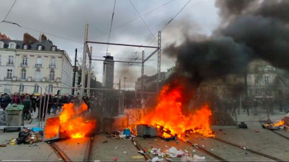 81 de persoane au fost arestate in Franta dupa o noua zi de proteste fata de reforma pensiilor - VIDEO