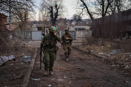 Ucrainenii reusesc sa tina rusii la distanta la Bahmut. Armata sustine ca livreaza provizii si munitii Ucrainenii reusesc sa tina rusii la distanta la Bahmut. Armata sustine ca livreaza provizii si munitii