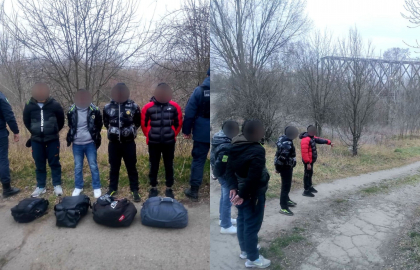 Patru cetateni ai Nepalului - retinuti de oamenii legii in timp ce incercau sa treaca ilegal frontiera moldo-romana. Precizarile politiei - FOTO Patru cetateni ai Nepalului - retinuti de oamenii legii in timp ce incercau sa treaca ilegal frontiera moldo-romana. Precizarile politiei - FOTO