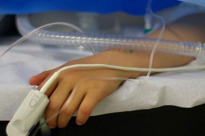 Un baiat de 8 ani a ajuns la spital, dupa ce s-a lovit puternic cu capul de o balustrada din beton in timp ce se juca. Care este starea copilului Un baiat de 8 ani a ajuns la spital, dupa ce s-a lovit puternic cu capul de o balustrada din beton in timp ce se juca. Care este starea copilului