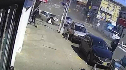 Doi morti si cinci raniti intr-un accident violent, in New York. Patru masini au fost distruse - FOTO/VIDEO