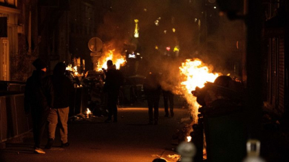 Peste 100 de protestatari au fost retinuti la Paris. Oamenii au incendiat pubele dupa ce guvernul a supravietuit motiunilor de cenzura - VIDEO Peste 100 de protestatari au fost retinuti la Paris. Oamenii au incendiat pubele dupa ce guvernul a supravietuit motiunilor de cenzura - VIDEO