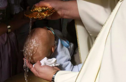 O fetita de 8 luni a fost botezata cu apa cu dezinfectant, intr-o biserica din Italia. Ce a urmat O fetita de 8 luni a fost botezata cu apa cu dezinfectant, intr-o biserica din Italia. Ce a urmat