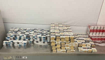 A incercat sa iasa din tara cu peste 8 mii de tigari. Un barbat - retinut pe Aeroportul International Chisinau - FOTO