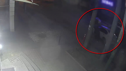 Momentul in care un barbat fura o masina parcata pe o strada din capitala - surprins de camerele de supraveghere. Cum va fi pedepsit acesta - VIDEO Momentul in care un barbat fura o masina parcata pe o strada din capitala - surprins de camerele de supraveghere. Cum va fi pedepsit acesta - VIDEO