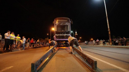 Un barbat a murit dupa ce s-a prins de un tramvai aflat in mers si a cazut sub rotile lui Un barbat a murit dupa ce s-a prins de un tramvai aflat in mers si a cazut sub rotile lui