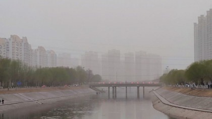 Beijing-ul a fost acoperit de nori grosi de praf portocaliu. Autoritatile le cer oamenilor sa nu mai iasa din case Beijing-ul a fost acoperit de nori grosi de praf portocaliu. Autoritatile le cer oamenilor sa nu mai iasa din case