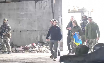 Volodimir Zelenski, in vizita pe linia frontului de langa Bahmut - VIDEO Volodimir Zelenski, in vizita pe linia frontului de langa Bahmut - VIDEO