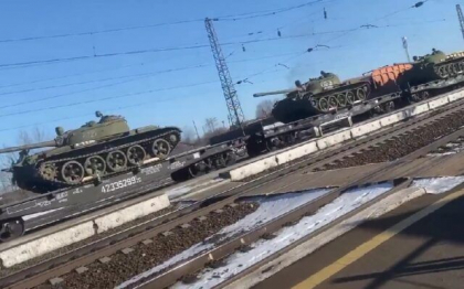 Rusia trimite pe front vechile tancuri sovietice T-54 si T-55. Multe modele au stat in muzee sau au fost folosite pentru parade militare regionale - VIDEO
