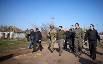Zelenski s-a deplasat in regiunea sudica Herson, unde a vizitat infrastructura locala: „Vom reconstrui totul”
Zelenski s-a deplasat in regiunea sudica Herson, unde a vizitat infrastructura locala: „Vom reconstrui totul”