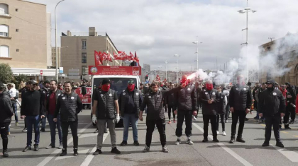 Grevele si protestele de amploare impotriva reformei pensiilor continua in Franta. Accesul spre aeroportul din Paris, blocat - FOTO 