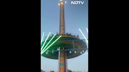 Momentul terifiant in care un carusel dintr-un parc de distractii se prabuseste brusc - VIDEO Momentul terifiant in care un carusel dintr-un parc de distractii se prabuseste brusc - VIDEO