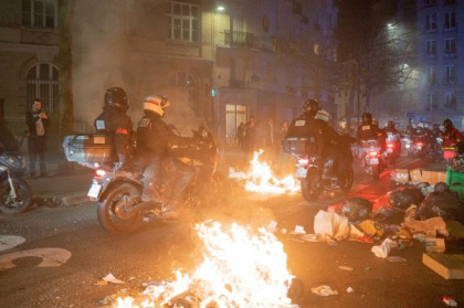 Francezii au dat foc la baricade de lemn pe drumuri si "l-au pus" pe Macron pe sinele de tren. 320 de proteste sunt anuntate azi - FOTO