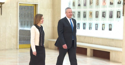 Premierul Romaniei a ajuns la Chisinau. Acesta a fost primit de sefa statului, la Presedintie Premierul Romaniei a ajuns la Chisinau. Acesta a fost primit de sefa statului, la Presedintie