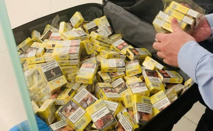 A incercat sa iasa din tara cu aproape 4 mii de tigari in bagaj. Un cetatean al Israelului, retinut pe Aeroportul International Chisinau - FOTO A incercat sa iasa din tara cu aproape 4 mii de tigari in bagaj. Un cetatean al Israelului, retinut pe Aeroportul International Chisinau - FOTO