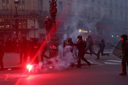 Imagini cu haosul de pe strazile din Franta, unde oamenii au protestat din nou fata de reforma pensiilor - FOTO/VIDEO Imagini cu haosul de pe strazile din Franta, unde oamenii au protestat din nou fata de reforma pensiilor - FOTO/VIDEO