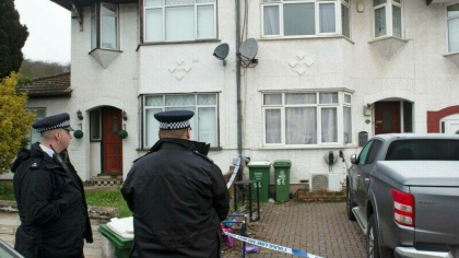 Doi frati din Londra, de 7 si 9 ani, gasiti sugrumati in dormitor. Cadavrul mamei lor a fost descoperit in aceeasi casa