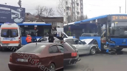 Un automobil s-a lovit cu un autobuz intr-o intersectie din capitala. Imagini de la locul accidentului - FOTO/VIDEO Un automobil s-a lovit cu un autobuz intr-o intersectie din capitala. Imagini de la locul accidentului - FOTO/VIDEO