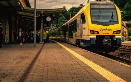 Germania, paralizata de una dintre cele mai mari miscari de protest din ultimele decenii. Greva de 24 de ore a oprit trenurile si autobuzele, perturband milioane de navetisti si calatori
Germania, paralizata de una dintre cele mai mari miscari de protest din ultimele decenii. Greva de 24 de ore a oprit trenurile si autobuzele, perturband milioane de navetisti si calatori