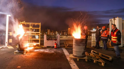 Franta, paralizata de o noua zi de proteste si greve impotriva reformei pensiilor. 13.000 de politisti, desfasurati de teama violentelor