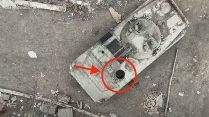 Momentul in care o drona se apropie incept de un tanc rusesc si arunca o bomba exact in trapa deschisa - VIDEO Momentul in care o drona se apropie incept de un tanc rusesc si arunca o bomba exact in trapa deschisa - VIDEO