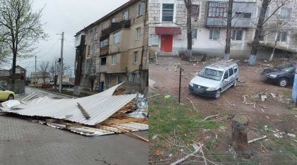 Vantul a facut dezastru la Comrat. Acoperisul blocurilor de locuit si mai multe automobile, avariate - FOTO