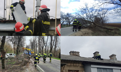 Zeci de copaci au fost rupti, iar unele case au ramas fara acoperis. Mai multe echipe de salvatori au intervenit la lichidarea consecintelor in urma vremii nefavorabile - FOTO
Zeci de copaci au fost rupti, iar unele case au ramas fara acoperis. Mai multe echipe de salvatori au intervenit la lichidarea consecintelor in urma vremii nefavorabile - FOTO