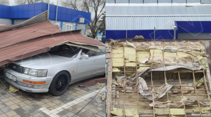 Acoperisul unui magazin din capitala - distrus complet din cauza vantului puternic. Mai multe automobile, avariate - FOTO Acoperisul unui magazin din capitala - distrus complet din cauza vantului puternic. Mai multe automobile, avariate - FOTO