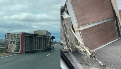 Un camion s-a rasturnat in apropiere de orasul Comrat. Imagini surprinse de martori - FOTO