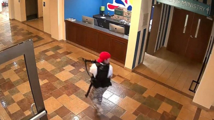 Momentul in care atacatoarea din Tennessee intra in scoala. A tras cu o pusca de asalt in usa si a spart-o - VIDEO Momentul in care atacatoarea din Tennessee intra in scoala. A tras cu o pusca de asalt in usa si a spart-o - VIDEO