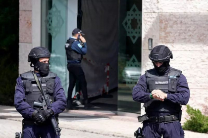 Doi morti la Lisabona dupa un atac cu cutitul la un centru musulman
Doi morti la Lisabona dupa un atac cu cutitul la un centru musulman