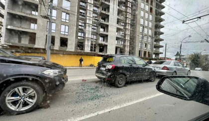 Accident in lant in capitala. Trei masini - avariate, dupa ce s-au lovit intr-o intersectie - FOTO Accident in lant in capitala. Trei masini - avariate, dupa ce s-au lovit intr-o intersectie - FOTO