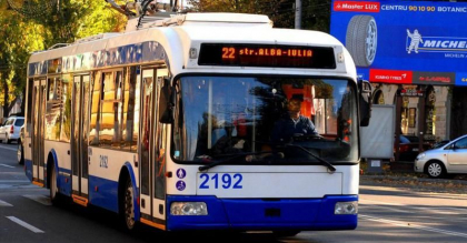 O femeie cu copil mic in brate a cazut jos, dupa ce soferul de pe troleibuzul 22 a pornit fara sa se asigure ca pasegerii au reusit sa coboare. RTEC: "Urmeaza sa fie intreprinse toate masurile necesare". Cum ar putea fi pedepsit soferul O femeie cu copil mic in brate a cazut jos, dupa ce soferul de pe troleibuzul 22 a pornit fara sa se asigure ca pasegerii au reusit sa coboare. RTEC: "Urmeaza sa fie intreprinse toate masurile necesare". Cum ar putea fi pedepsit soferul
