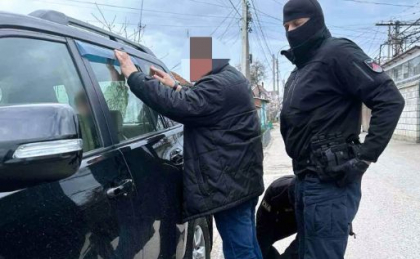Un om de afaceri din Moldova a fost retinut de oamenii legii intr-un dosar de trafic de influenta si corupere activa. Acesta ar fi incercat sa salveze de sentinta cinci persoane