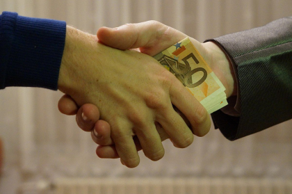 Un angajat al ASP - trimis in judecata pentru trafic de influenta. Acesta ar fi pretins 2 mii de euro de la un cetatean Un angajat al ASP - trimis in judecata pentru trafic de influenta. Acesta ar fi pretins 2 mii de euro de la un cetatean
