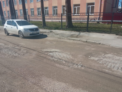 O portiune de drum cu pavaj vechi - descoperita si la Balti: „Bucati de caldaram, rasarite la fundul gropilor din asfalt” - FOTO