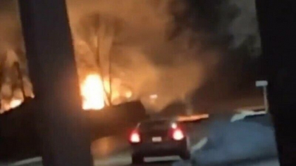 Un tren care transporta etanol si clorura de vinil a deraiat. Populatia din imprejurimi a fost evacuata, in SUA - VIDEO
